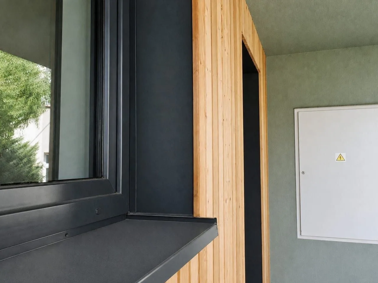 Detail okna a dřevěného obkladu rodinného domu