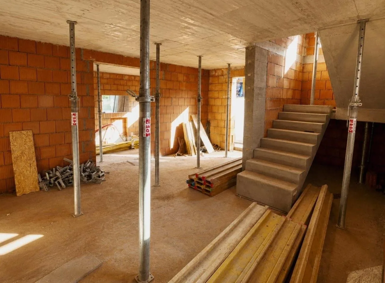 Cast-in-place staircase inside the apartment building under construction