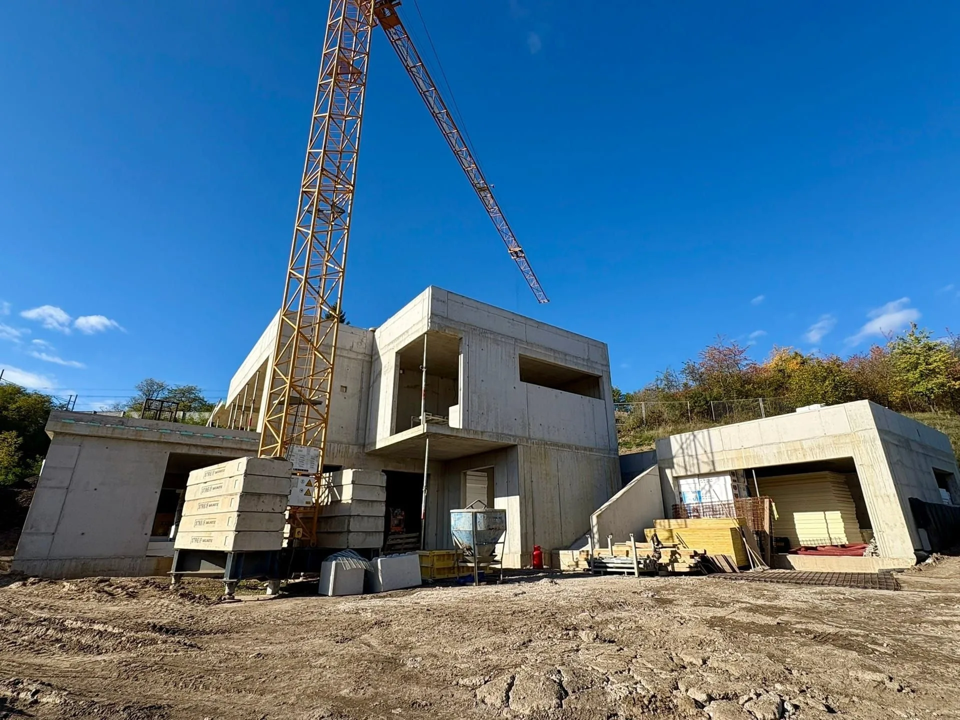 Hrubá betonová konstrukce rodinného domu během výstavby