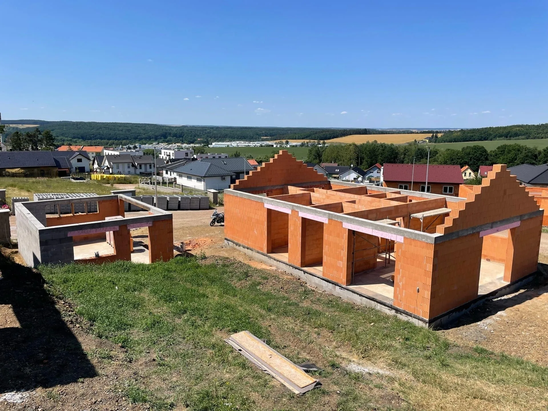 Zdivo rodinného domu v Holýšově během realizace