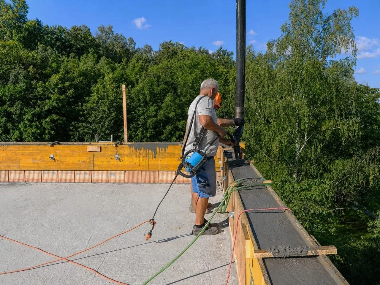 Formwork edge work on the Plzeň apartment building floor slab