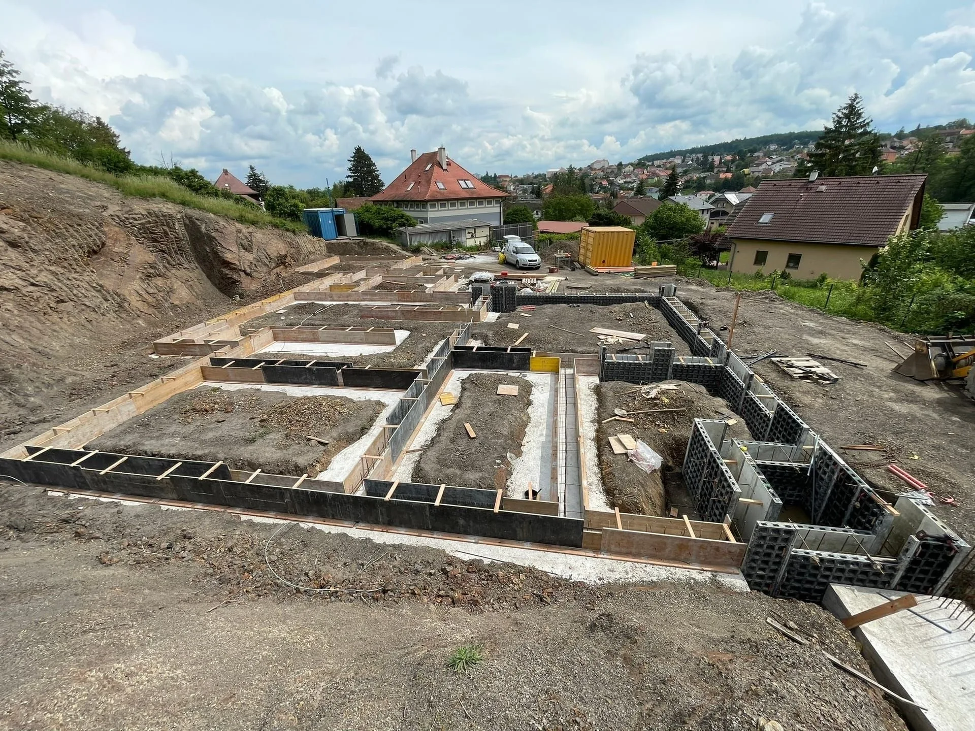 Rodinný dům během přípravy základových konstrukcí