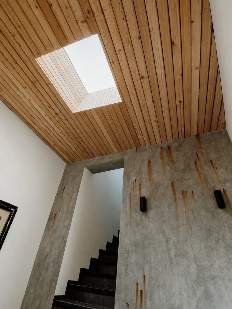 Detail schodiště a dřevěného podhledu rodinného domu