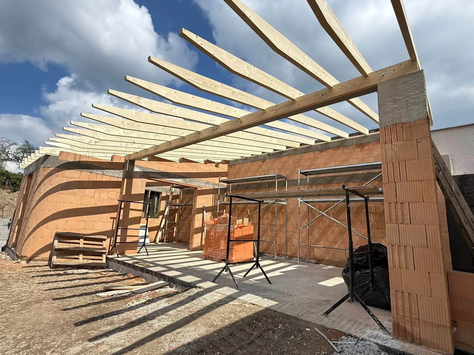 Timber roof structure of a family house extension in the Plzeň Region