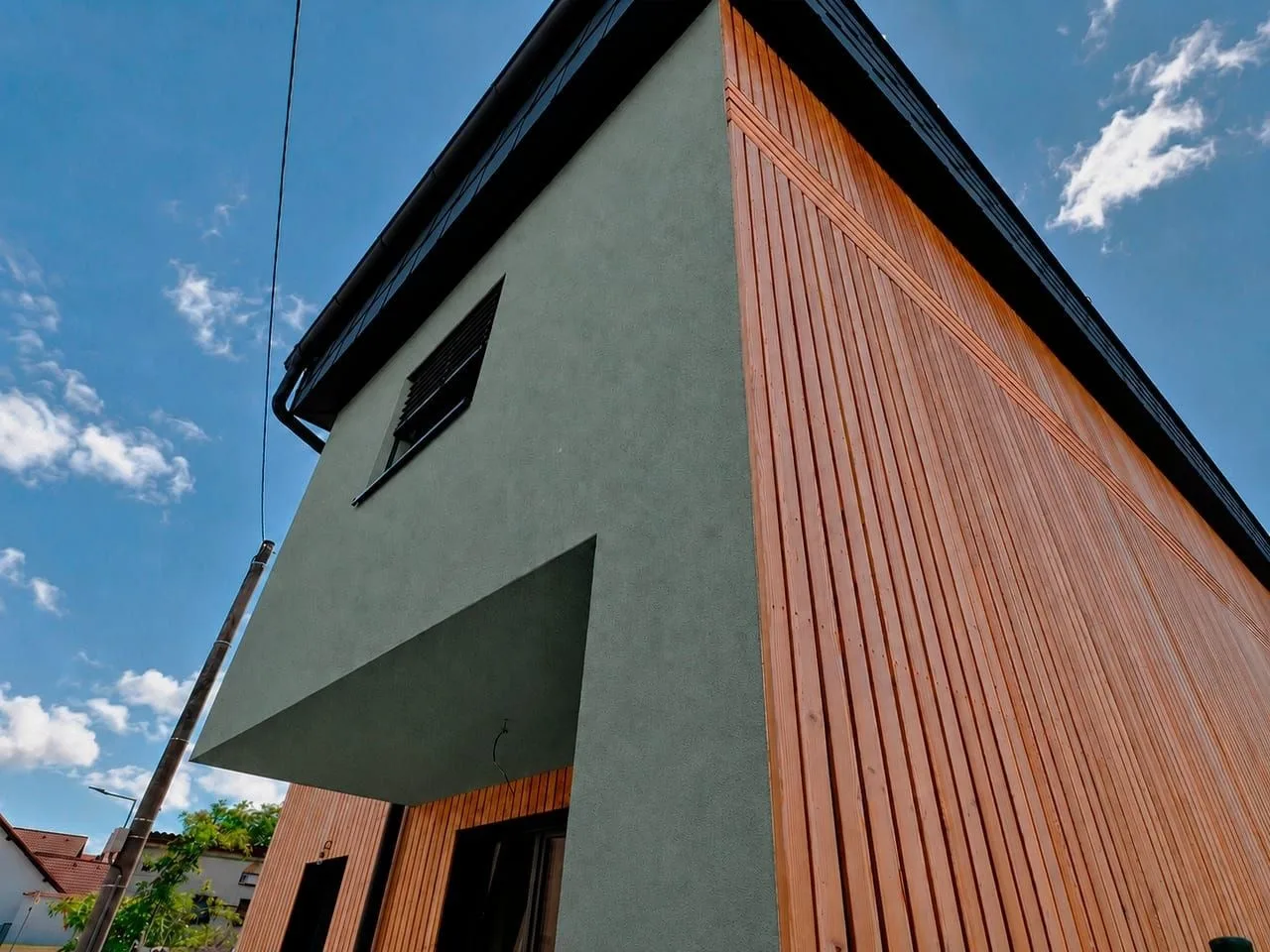 Dřevěná fasáda dokončeného rodinného domu v okrese Domažlice