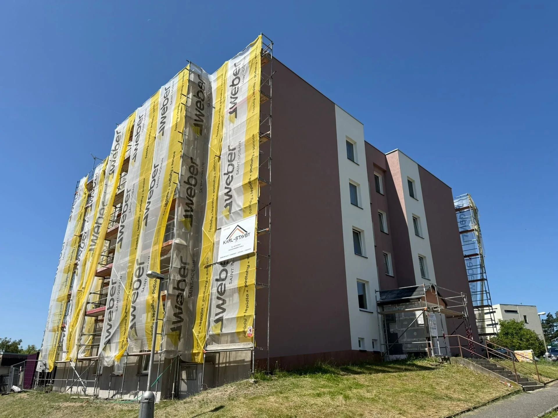 Fasáda bytového domu v Nepomuku během dokončování