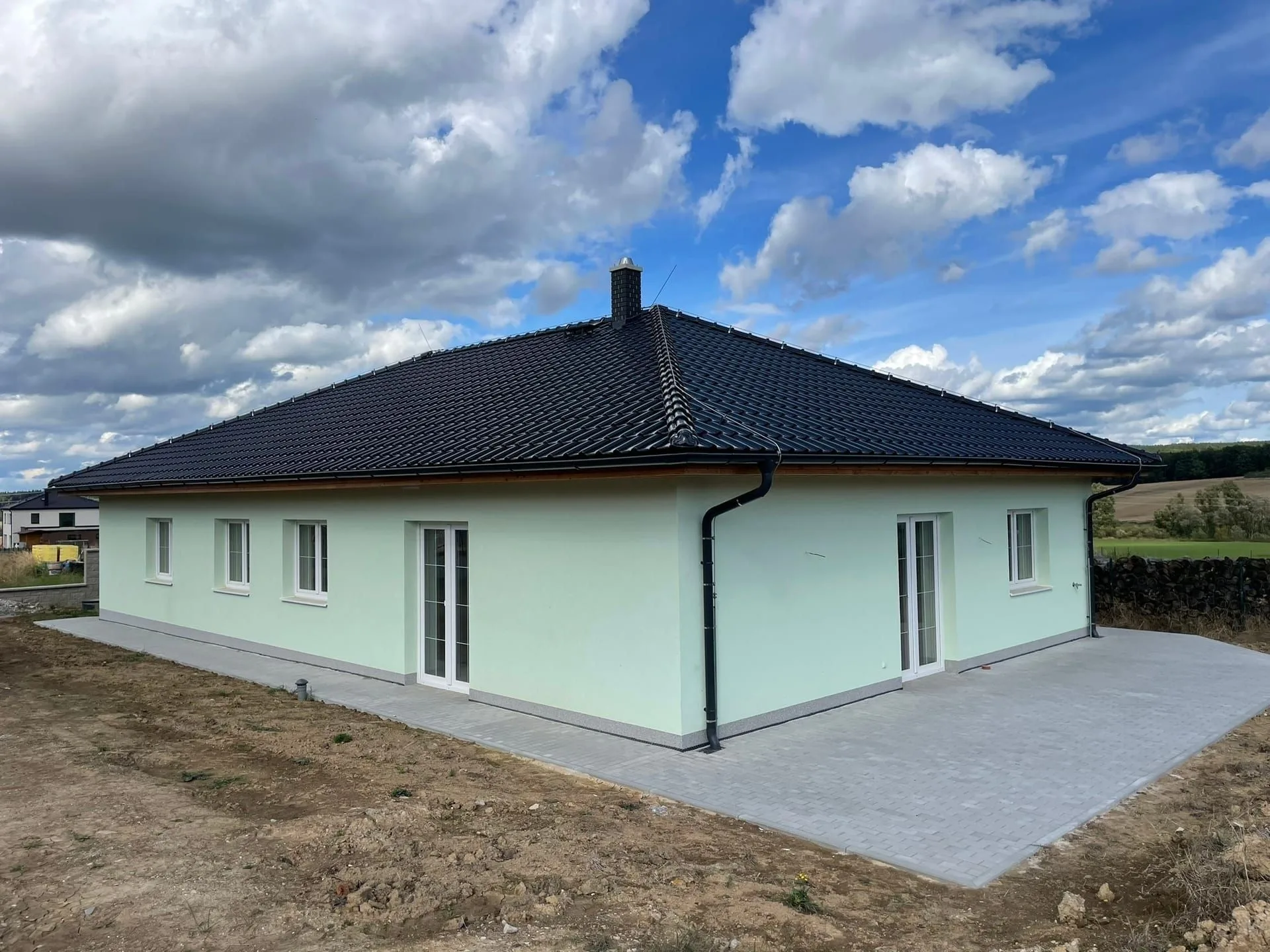 Dokončený rodinný dům v Plzeňském kraji z bočního pohledu