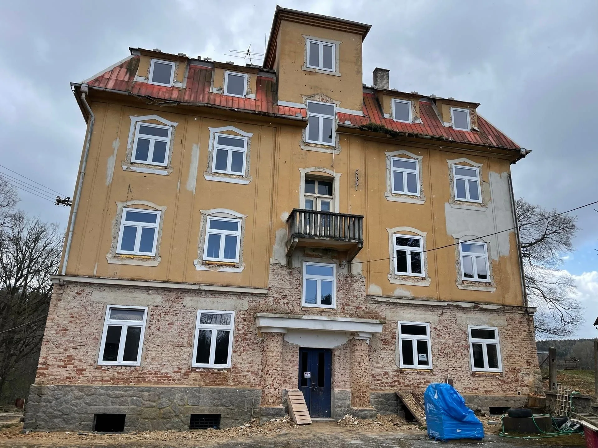 Multi-storey building in the Domažlice district before renovation