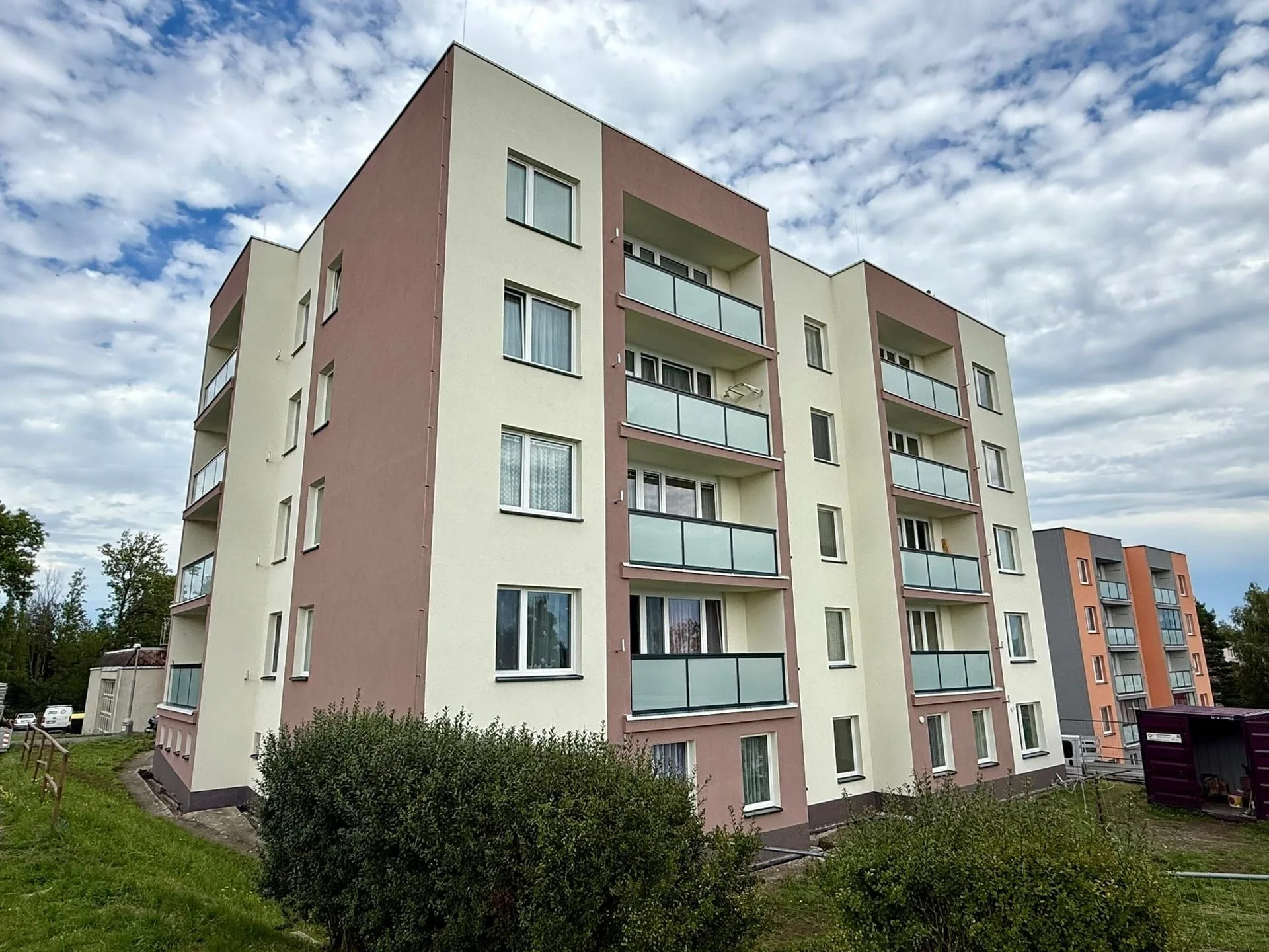 Bytový dům v Nepomuku po dokončení energetické renovace